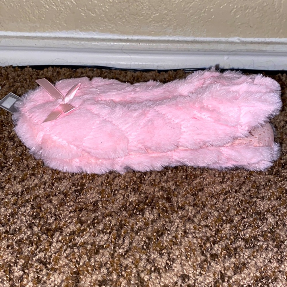 NWOT light pink slippers small 6/7